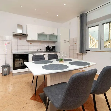 4 Apartment *
