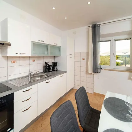 4 Apartment Kampor